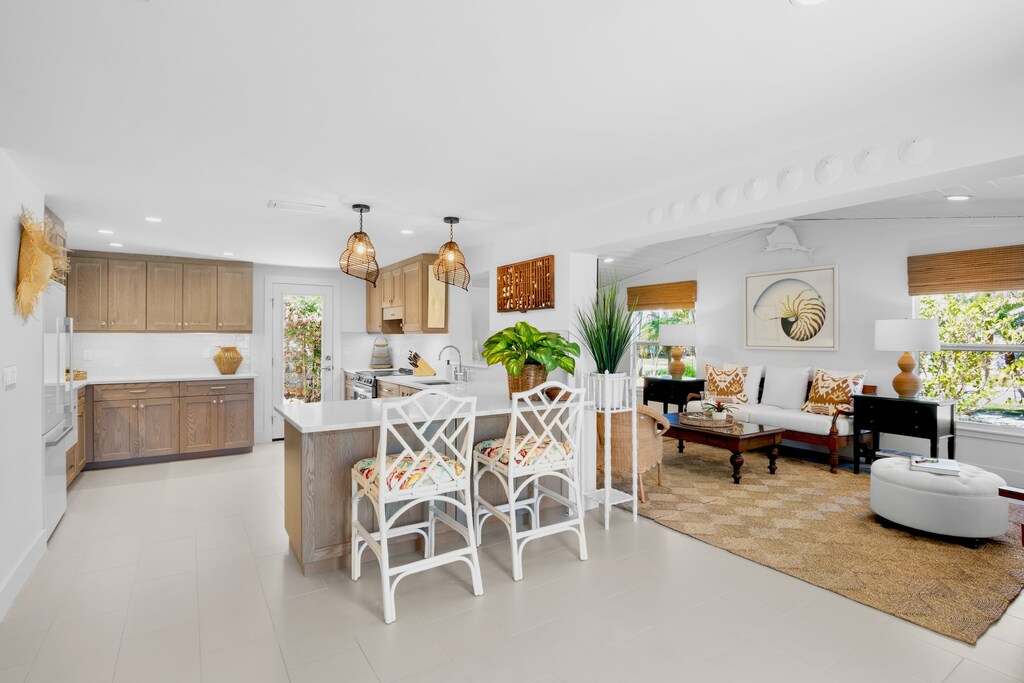 Breakfast Bar, Living Area