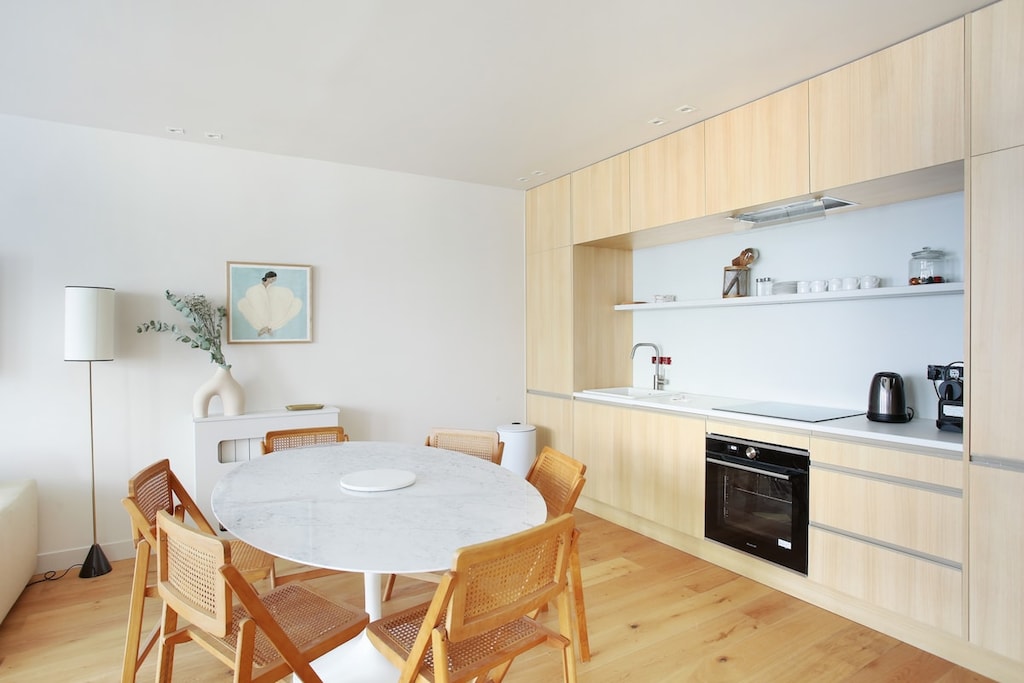 Cuisine américaine entièrement équipée avec table à manger