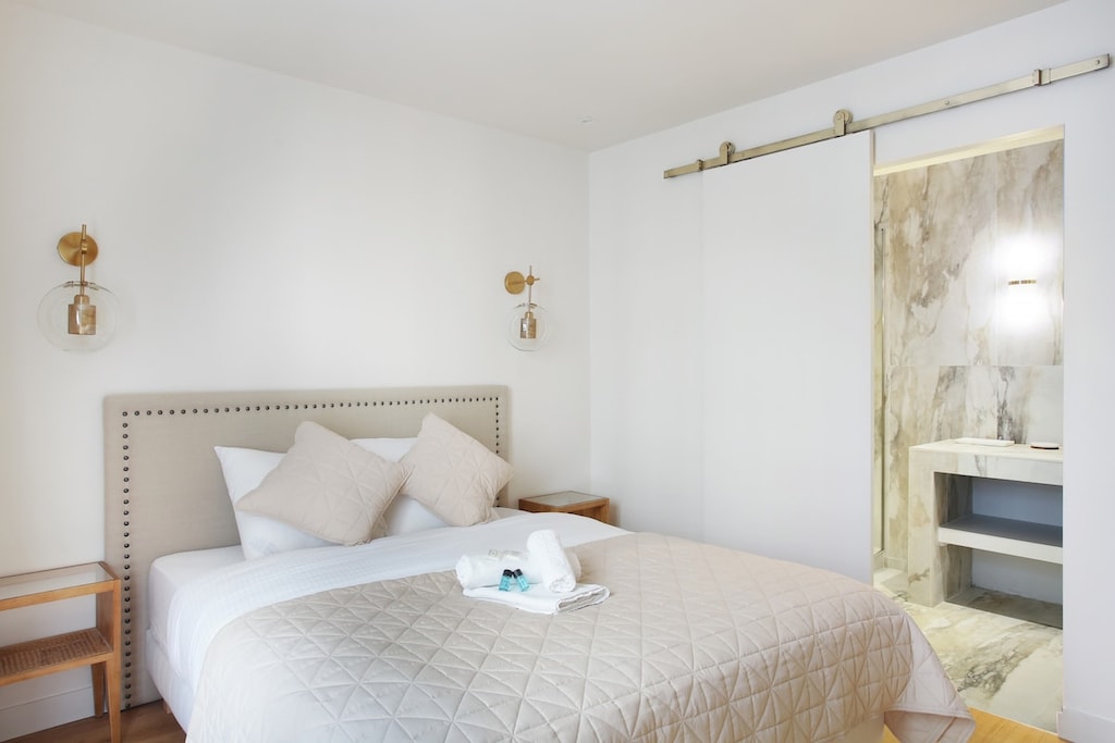 Chambre 2 avec salle de douchait WC