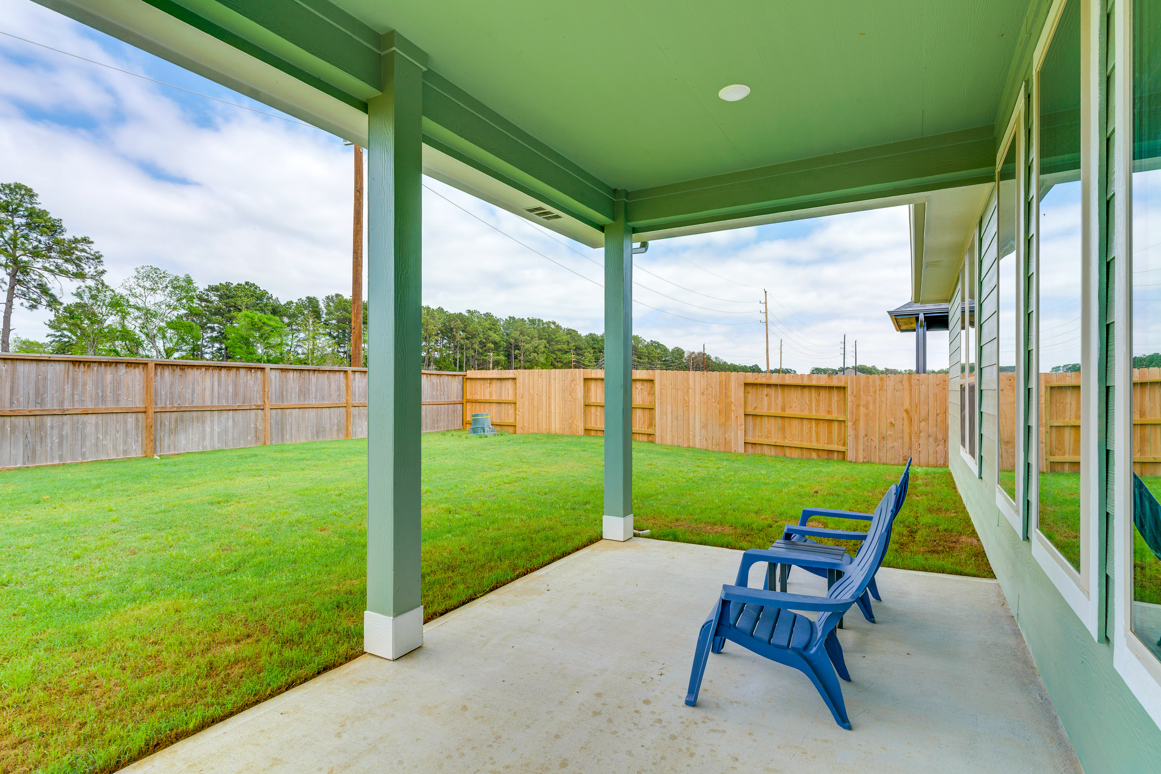 Patio & Pool Access: Family Home in Tomball