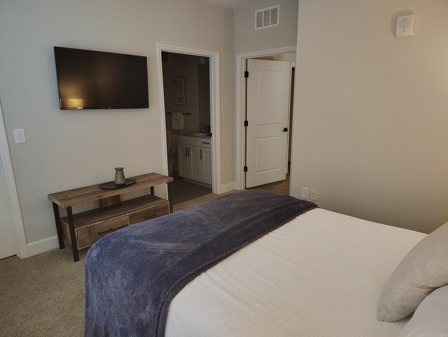 Beautiful 2BD, Pool, Gym