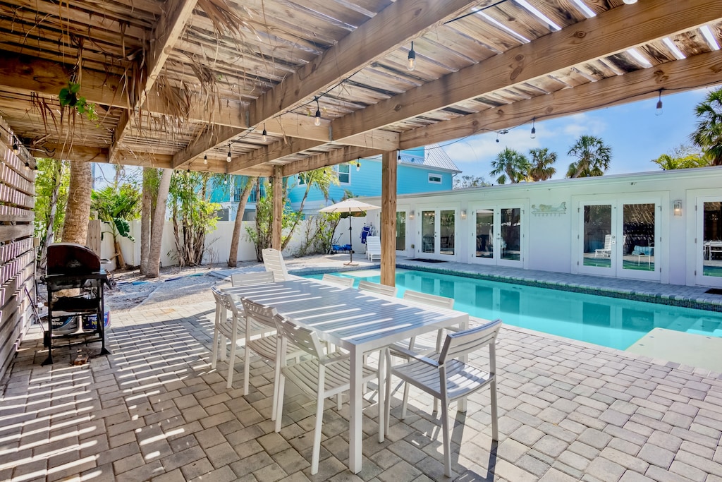 Poolside Dining - Outdoor Grill