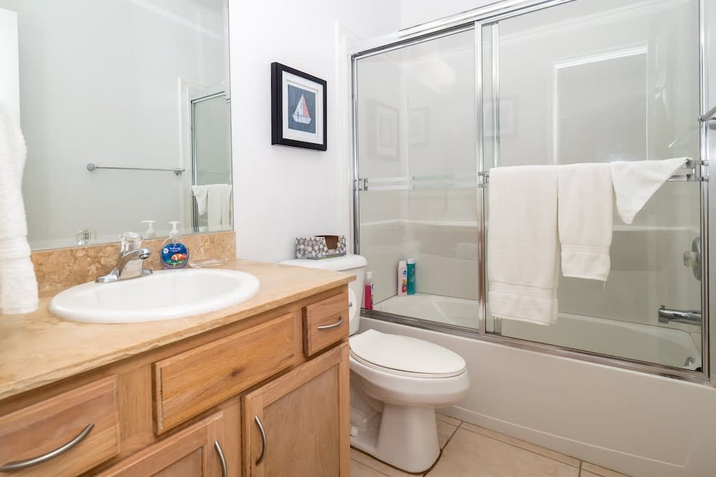 Colonial Kai - Primary Bathroom