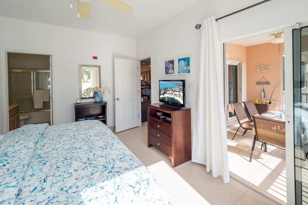 Colonial Kai - Primary Bedroom