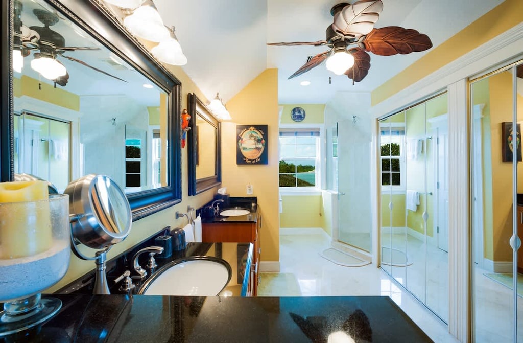 Parrot-ise Villa - Kitchen Area