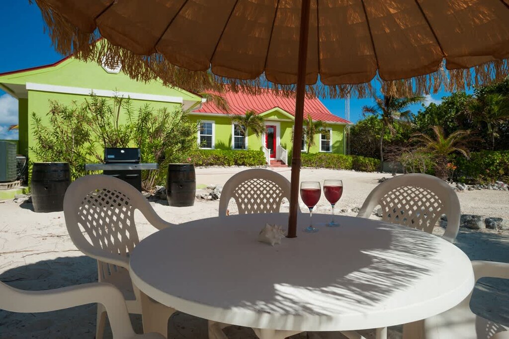 Parrot-ise Villa - Beach