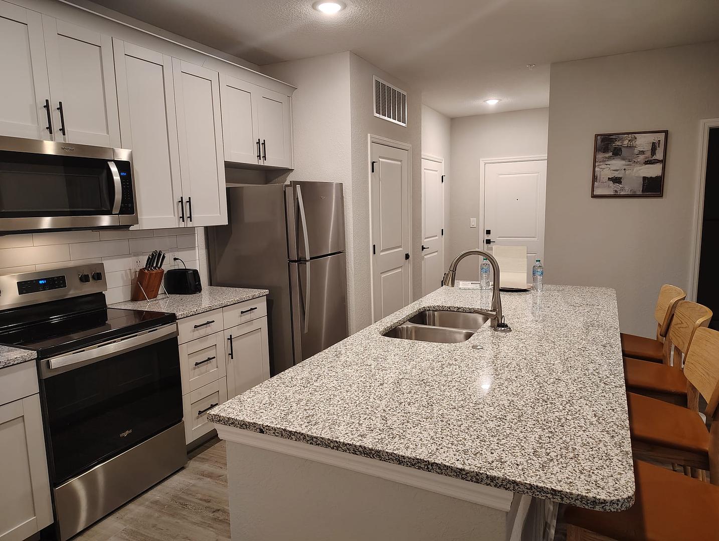 Modern 2BD, Gym, Pool