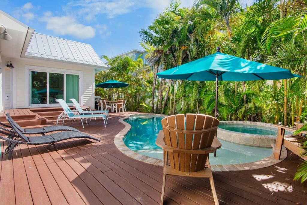 Outdoor Pool and Lounge - Beach Dream Cottage