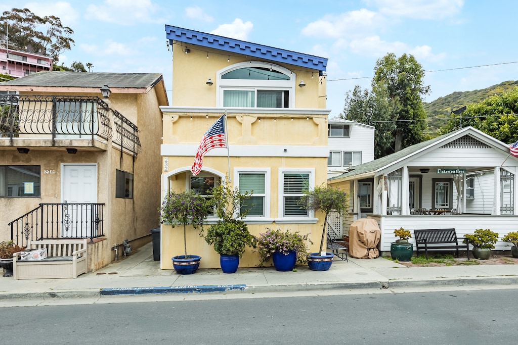 232CL - Welcome To 232 Claressa