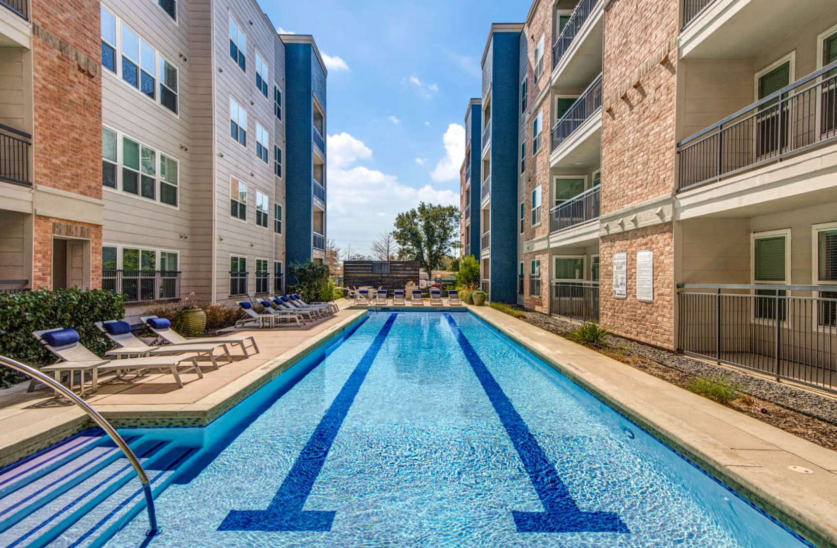 Spectacular 2BD, Gym, Courtyard Spectacular 2BD, Gym, Courtyard