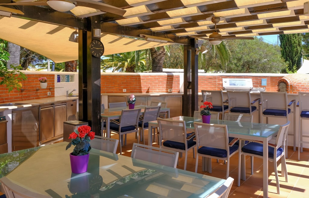 Relaxing outdoor dining space with kitchen