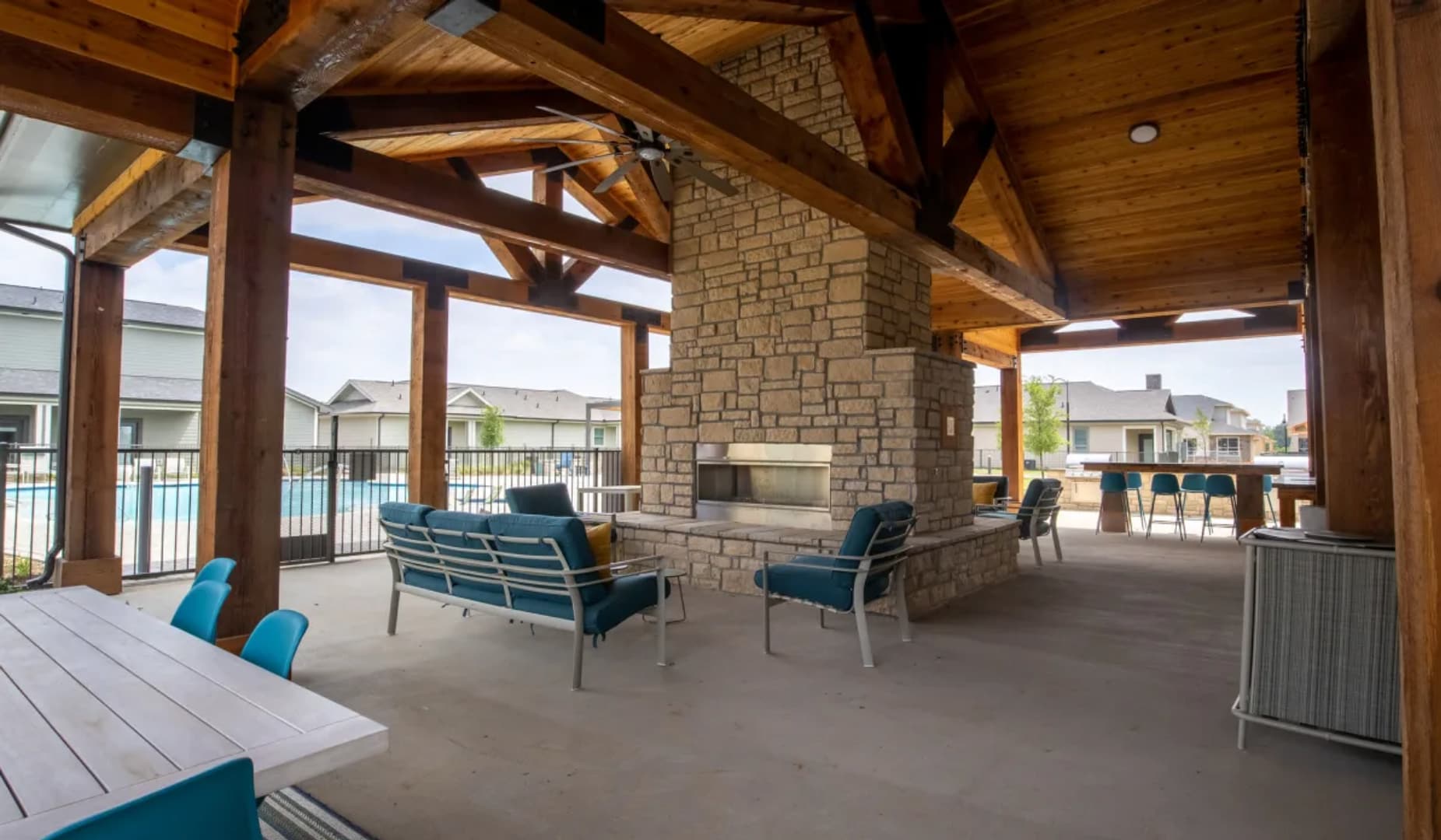 Stunning 3BD, Pool, Gym