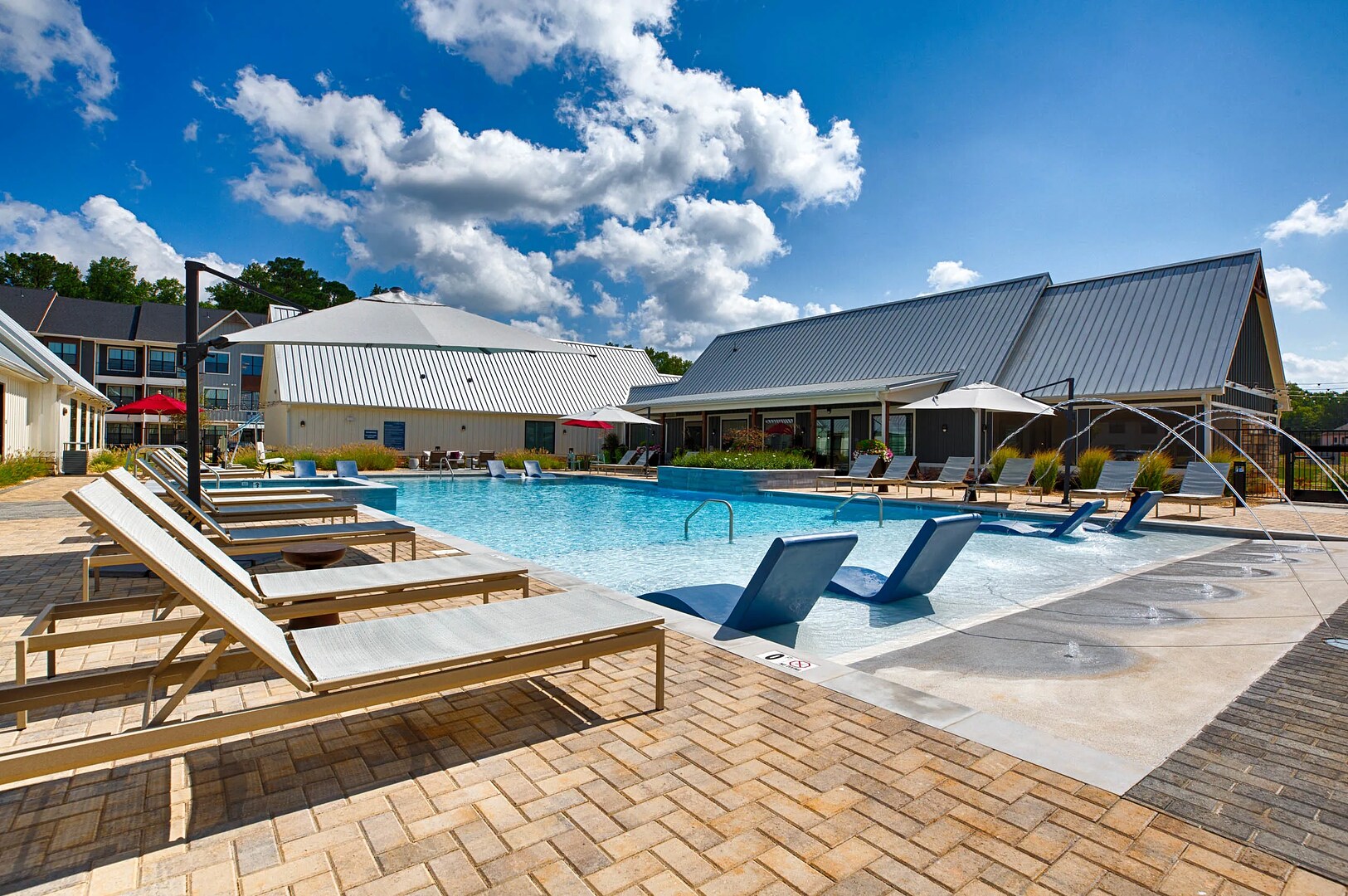 Incredible 1BD, Pool, Gym Incredible 1BD, Pool, Gym