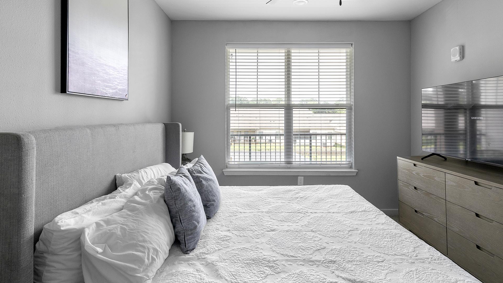 Modern 2BD, Pool, Gym