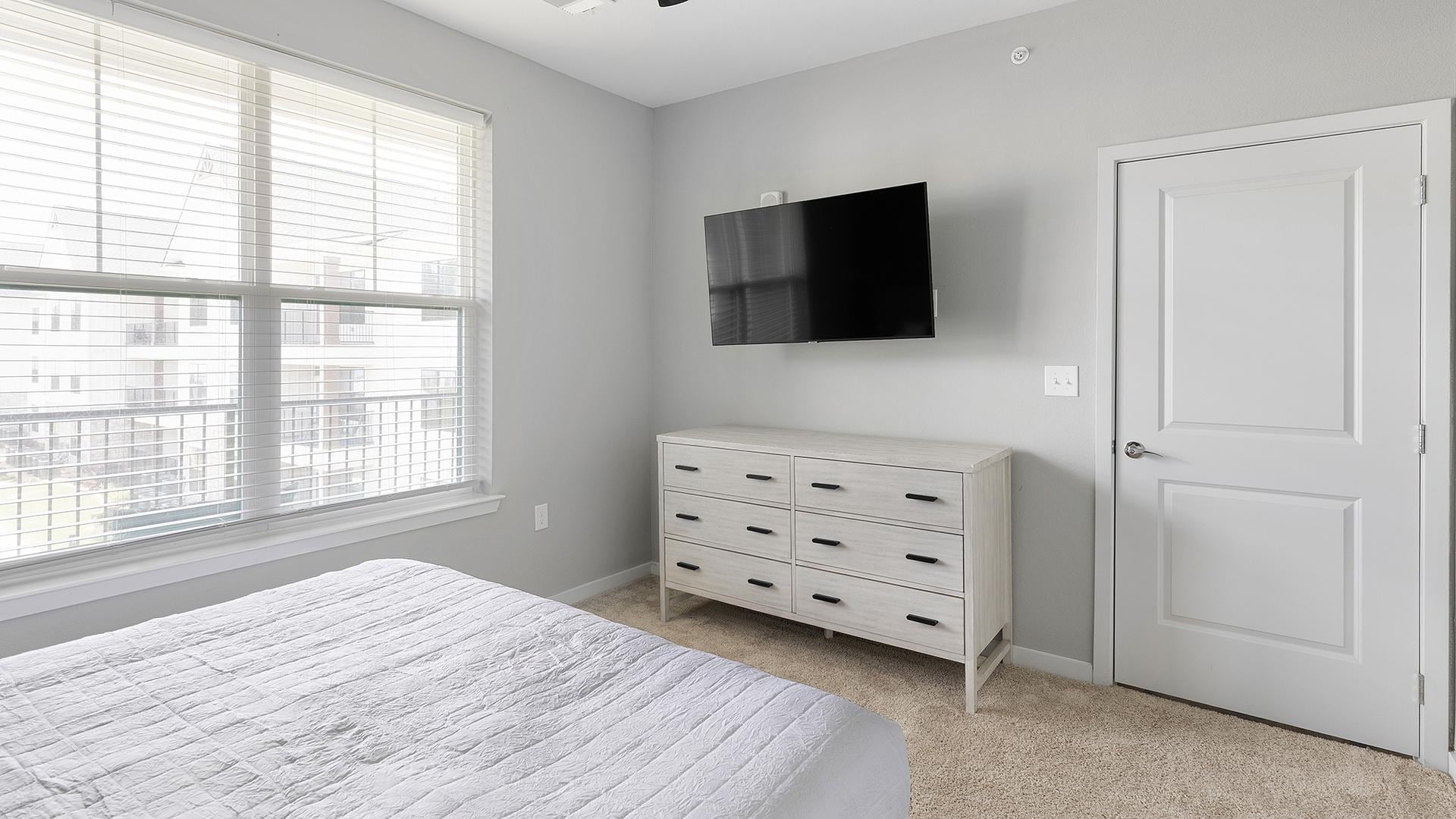 Beautiful 2BD, Gym, Pool