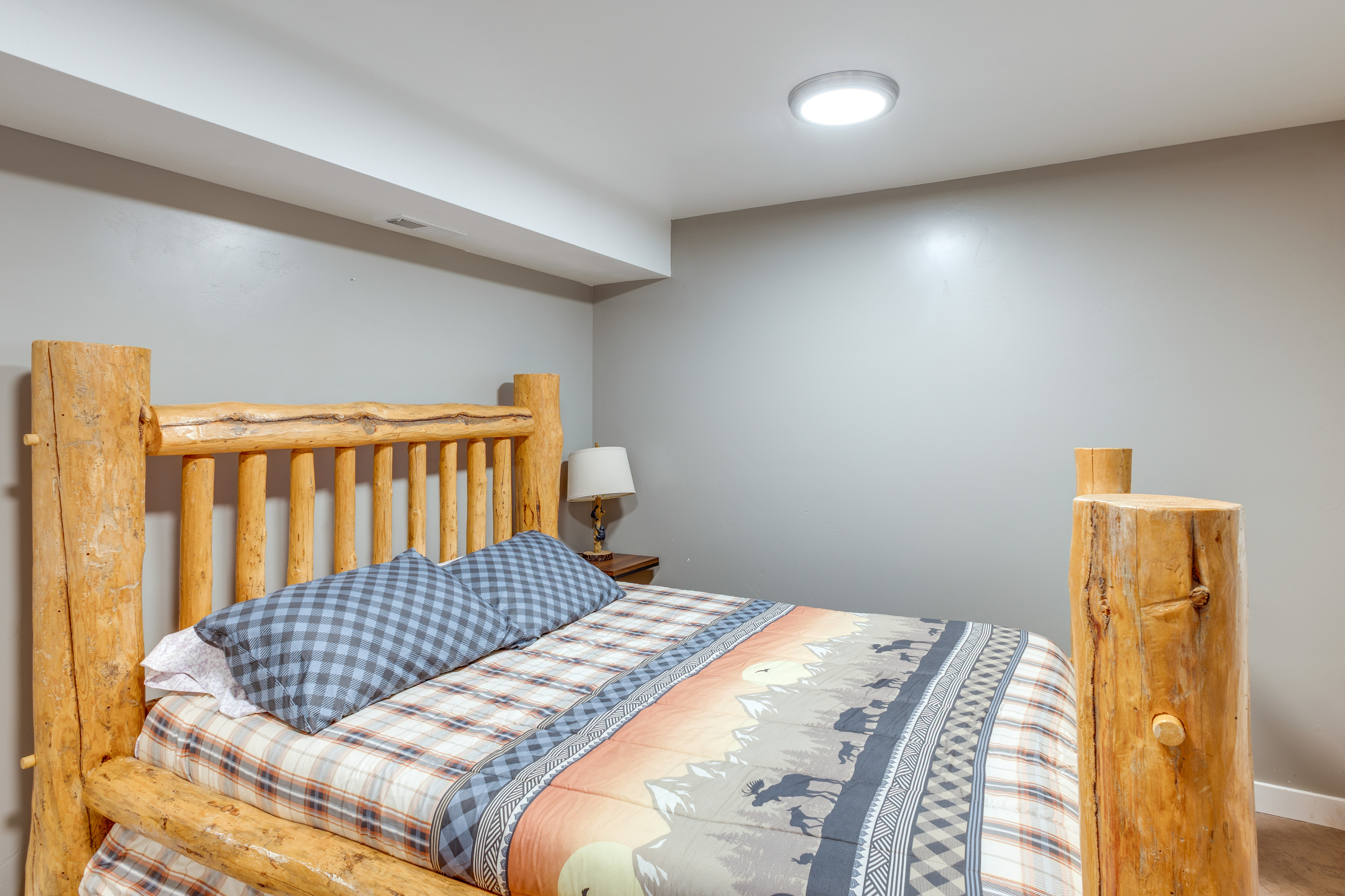 Deck w/ Hot Tub: Ashton 'Cozy Cub Cabin'