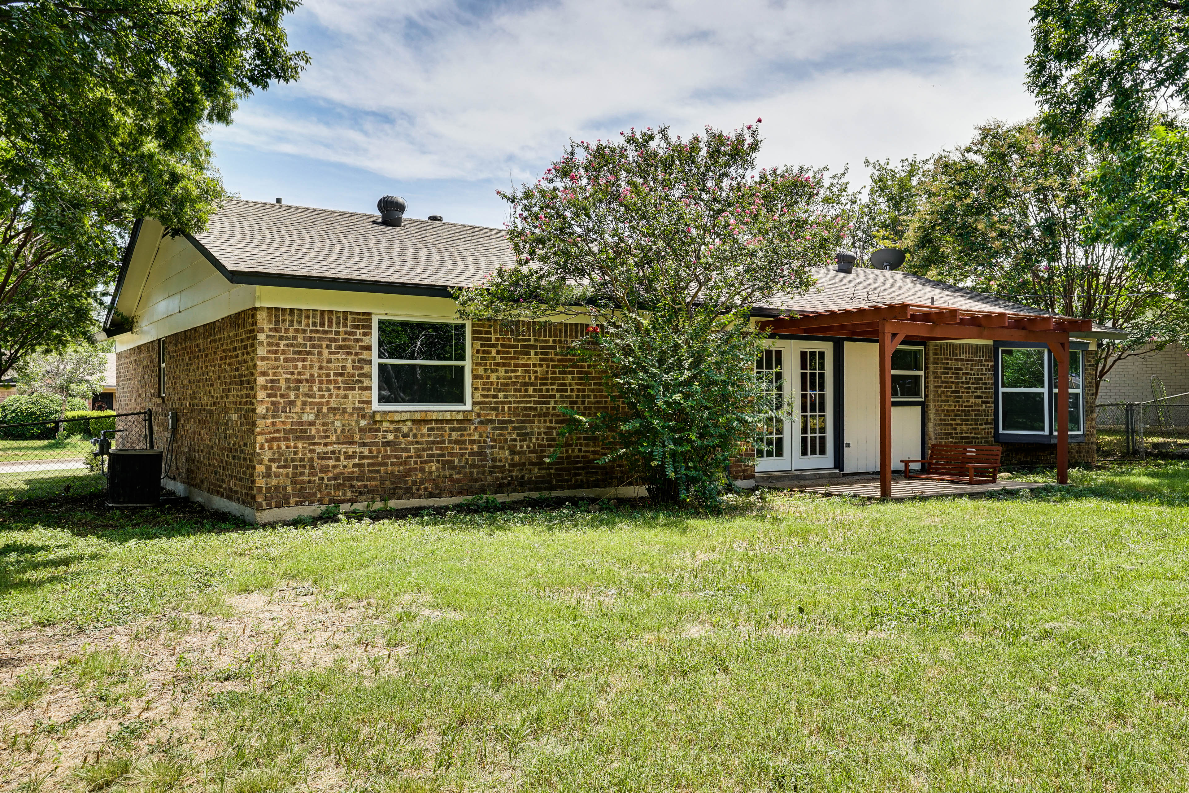 Family Home in Ft Worth Suburbs Near Benbrook Lake
