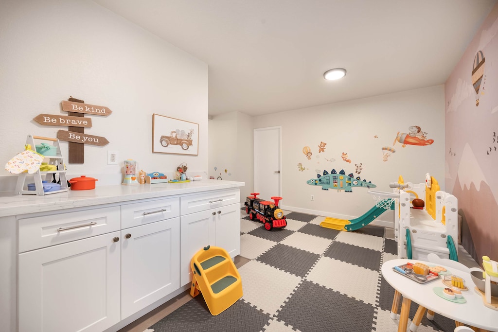 We prepare a kid play area for you!