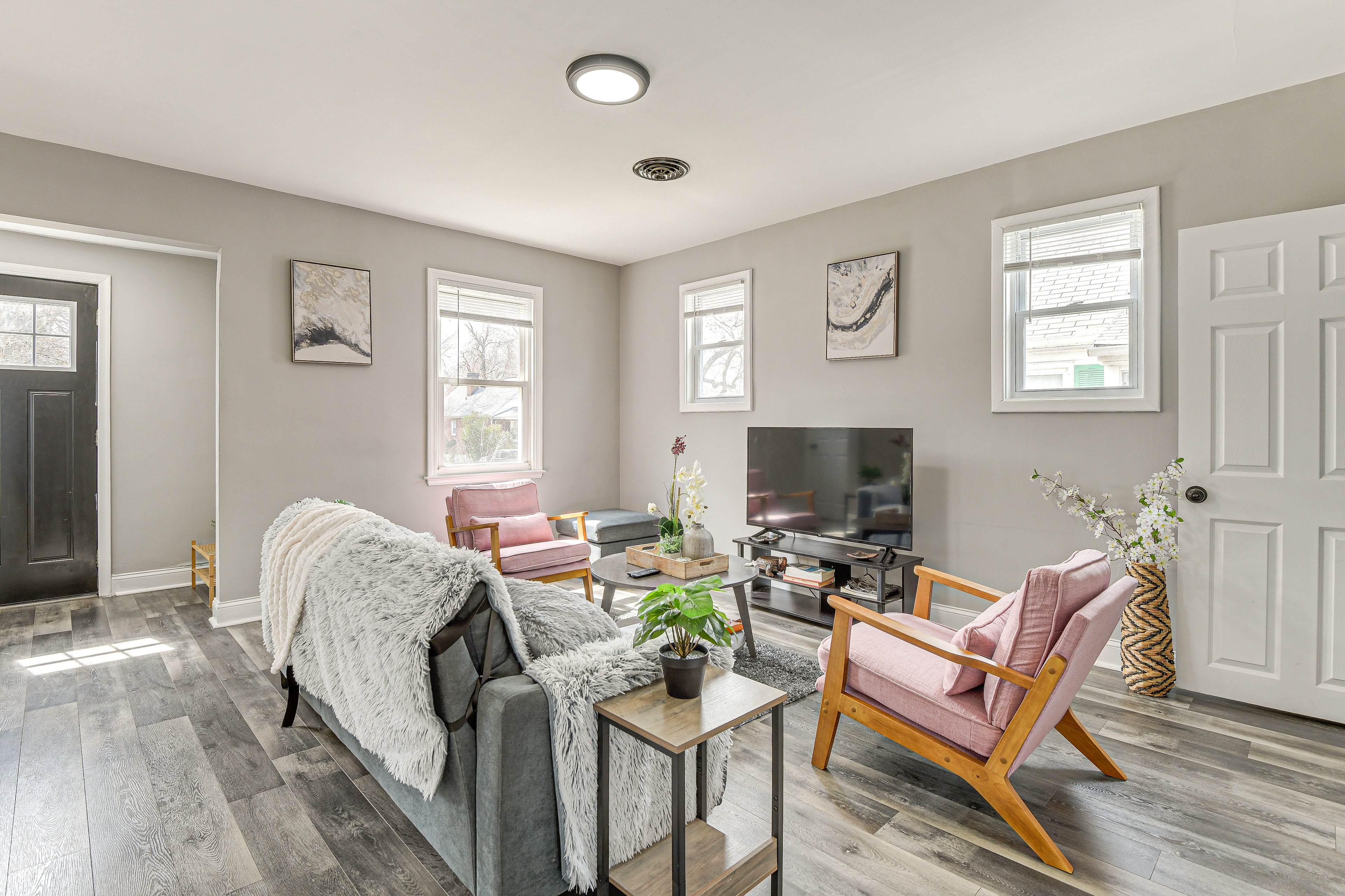 4 Mi to Universities: Quaint Parkville Apartment!
