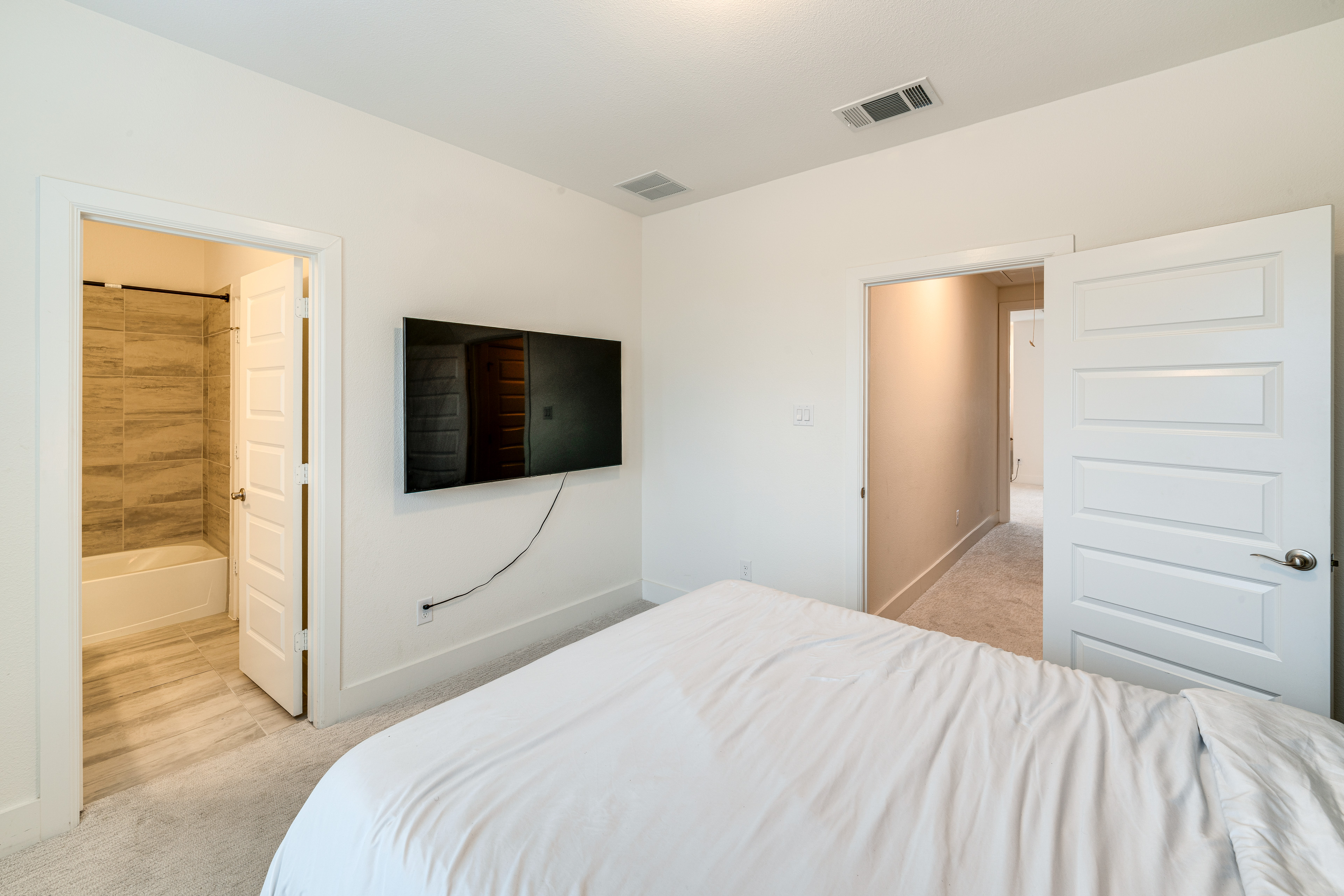 10 Mi to Dtwn Dallas: Sleek Retreat w/ Balcony