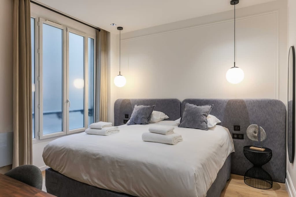 Une première chambre décorée avec élégance et dotée d’un lit confortable pour vous garantir une nuit de sommeil réparatrice. 