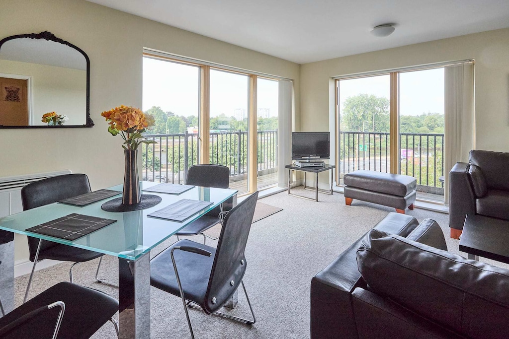 Newport House Apartment, Worcester - Host & Stay