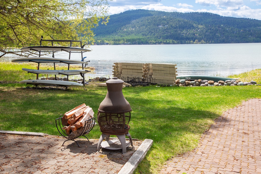 Neighborhood amenities by the lake | Exterior