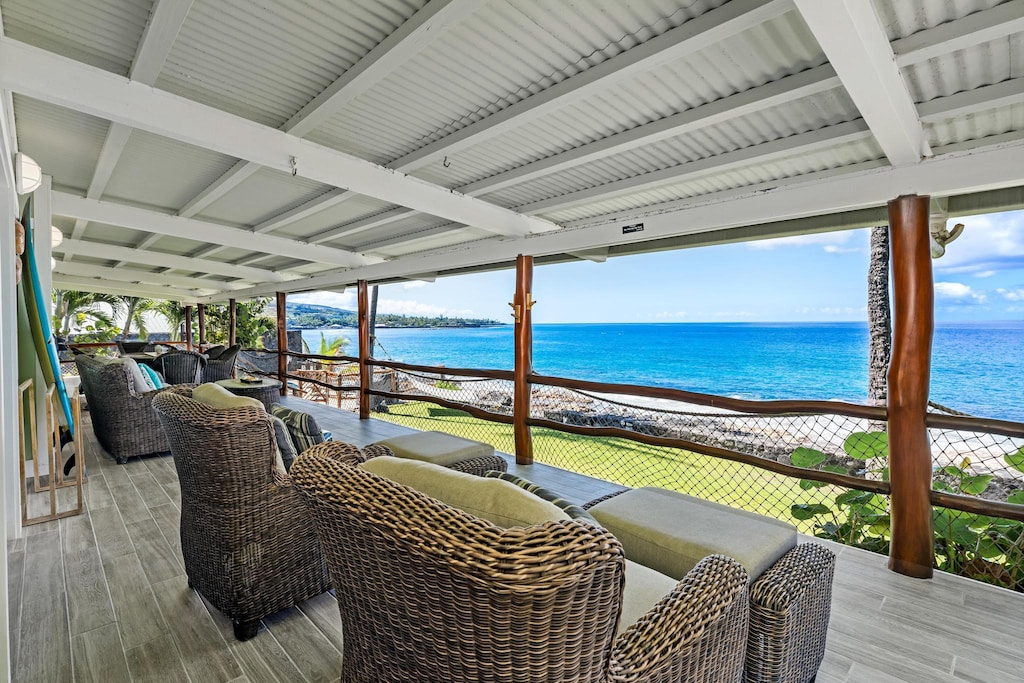 Enjoy a beautiful ocean front sunset from the lanai