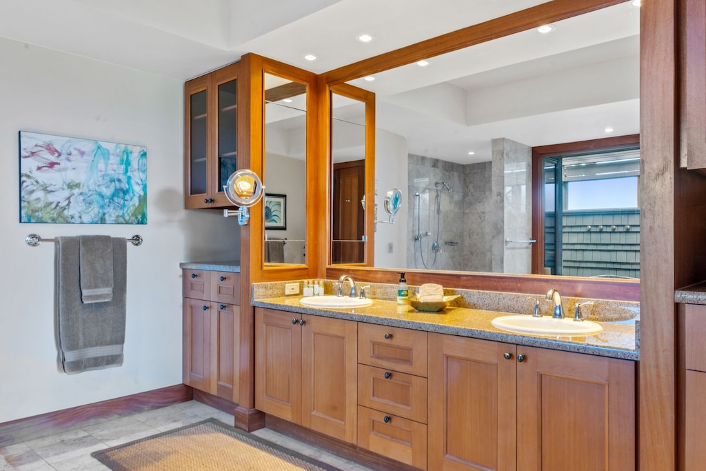 Great lighting in primary bathroom