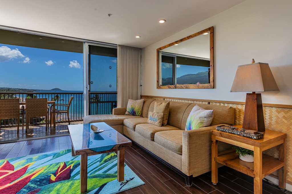 Seamless indoor/outdoor living at the Mana Kai 815