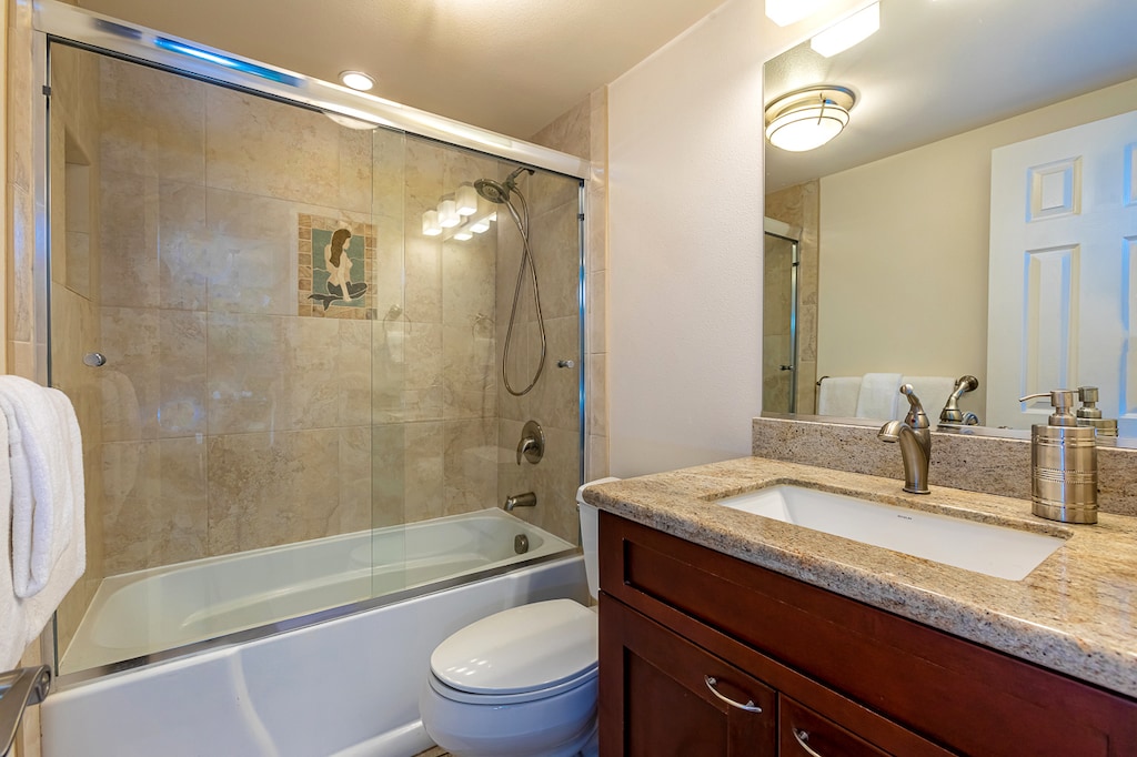 Guest Bathroom enSuite offers Full Size Bathtub/Shower 