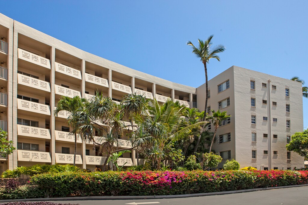 Clean and well kept exterior with tropical touches