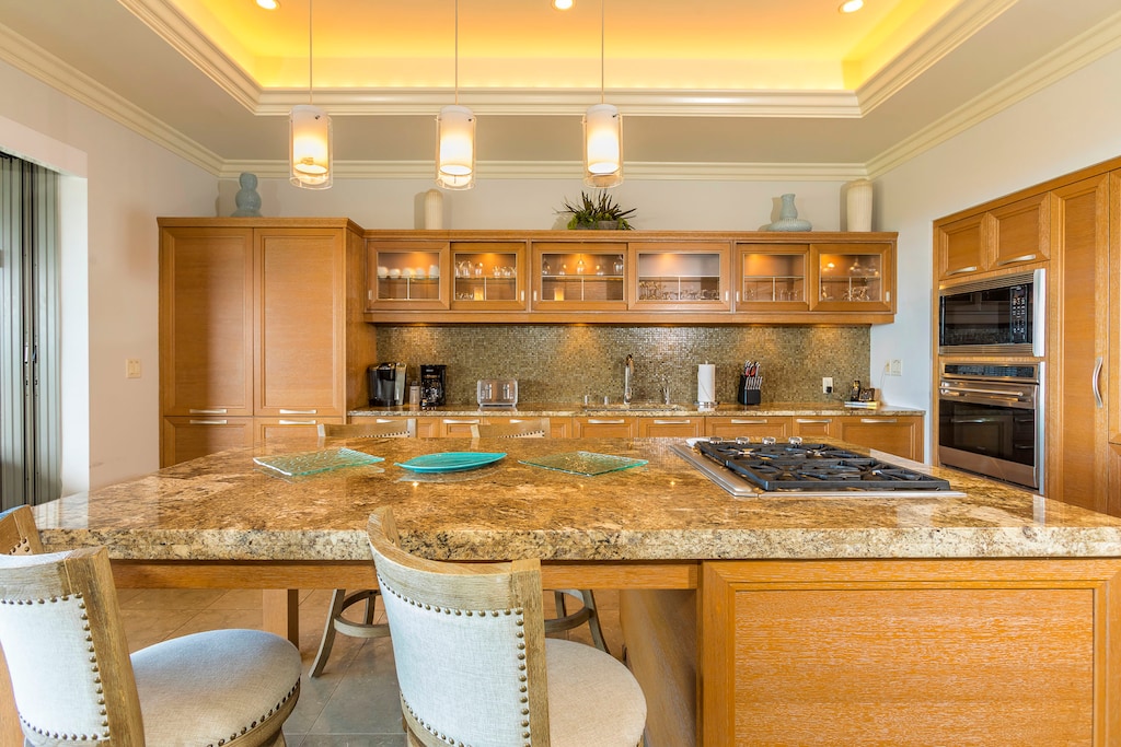 Beautiful center island perfect for buffet style dining