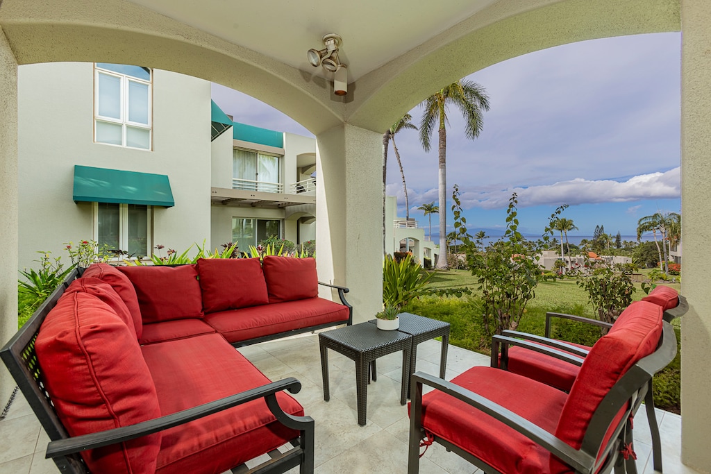 Large lanai perfect for unwinding in island breezes