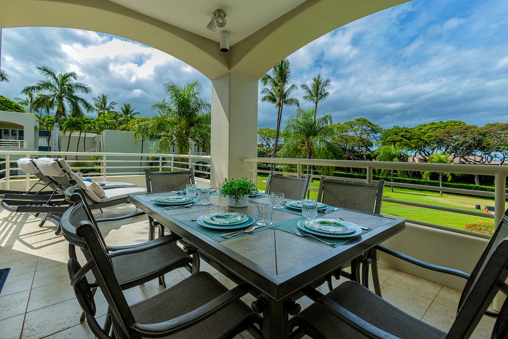 Dining for six on the lanai