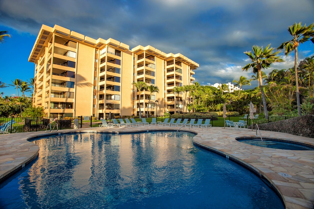 Ultimate serenity at the pool looking out on the ocean 