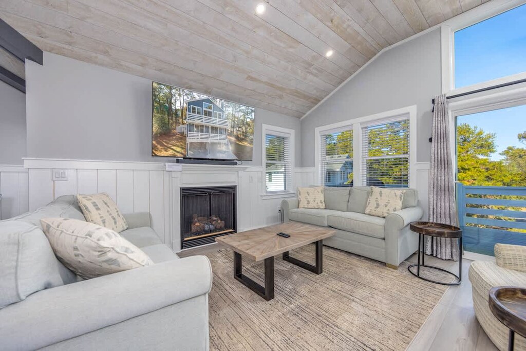 Bright and Spacious Upper Level Living Room