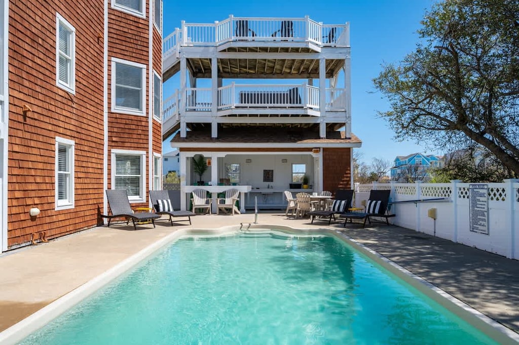 Private pool and cabana! Enjoy your afternoons here!