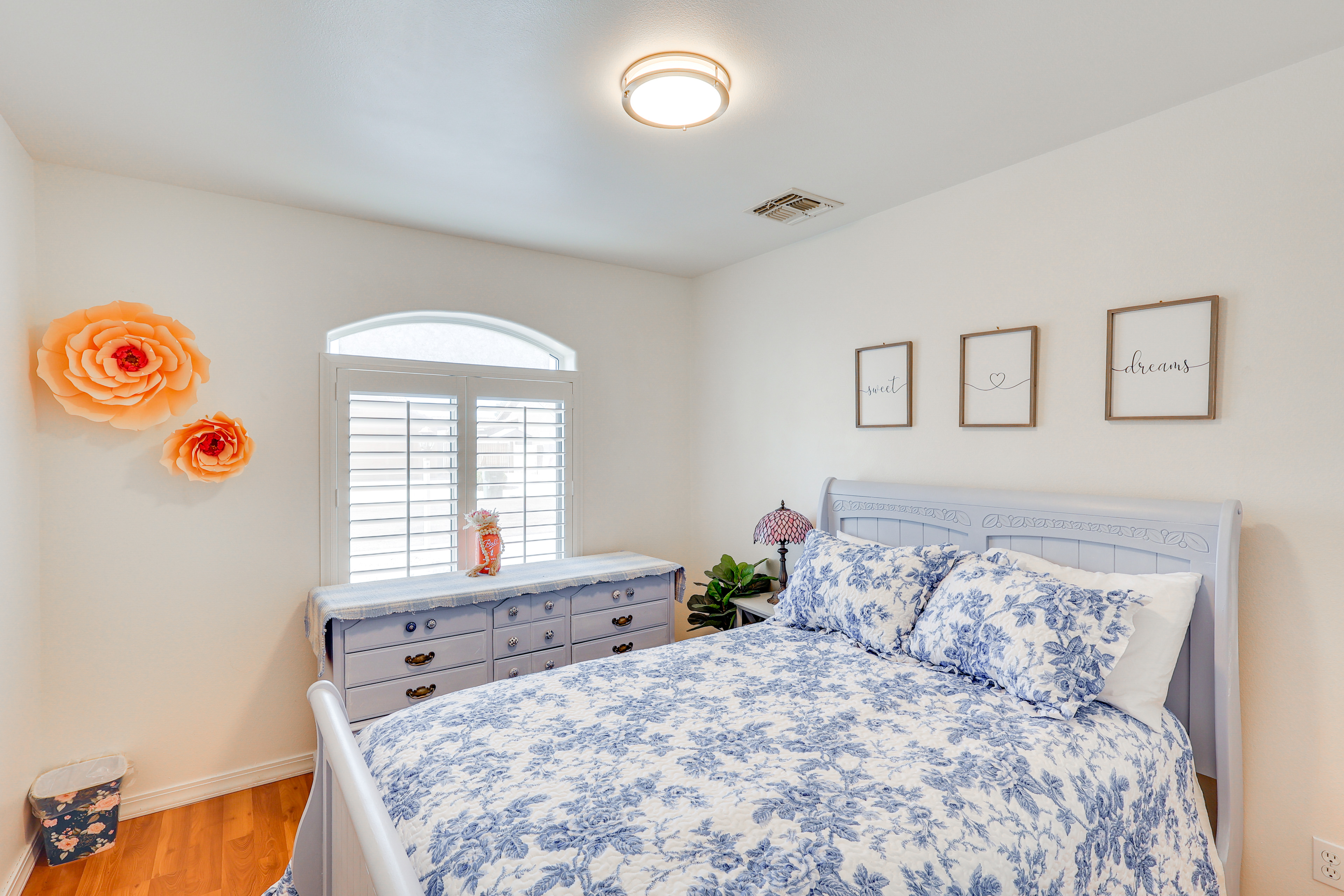 Kingman Family Home: Yard, Grill & Room to Relax!