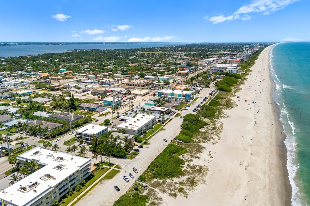 Located close to local restaurants, shops , and activities