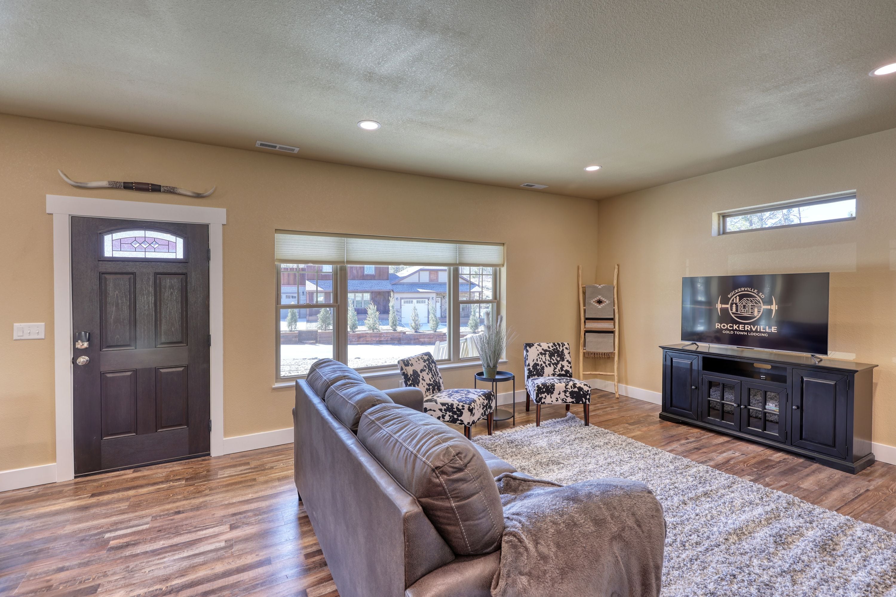  Modern Condo near BH attractions-Garage  Parking