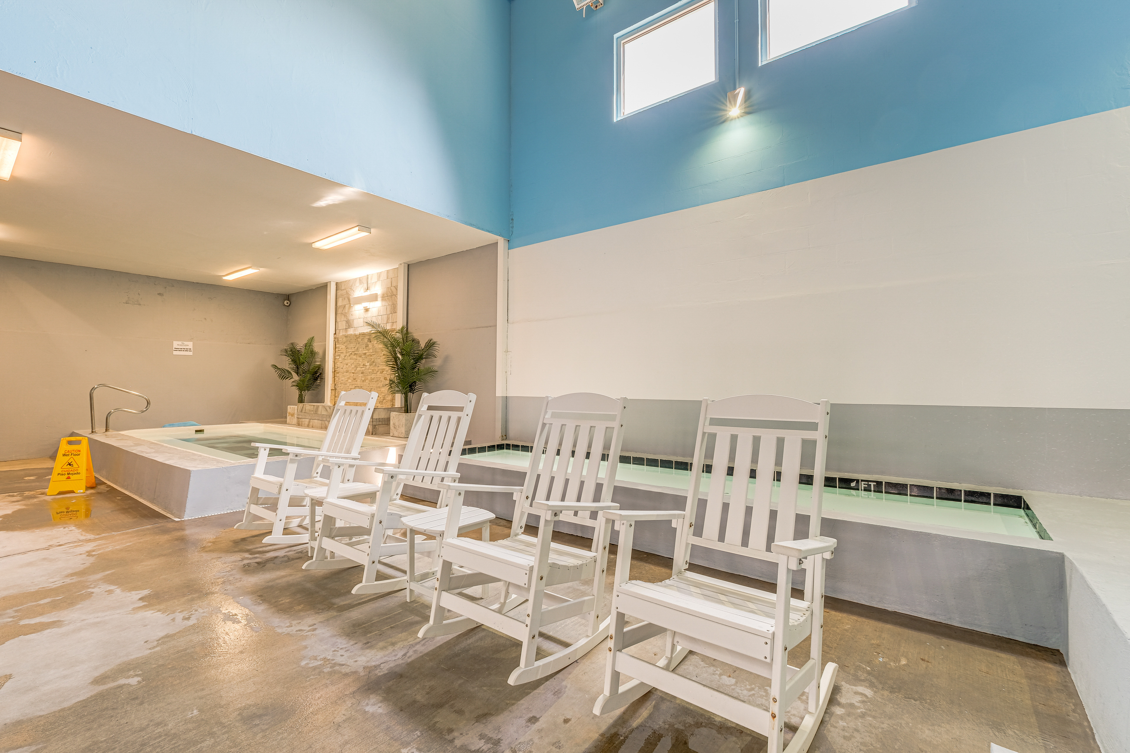 Resort Amenities & Beach Access: Huddleston Condo