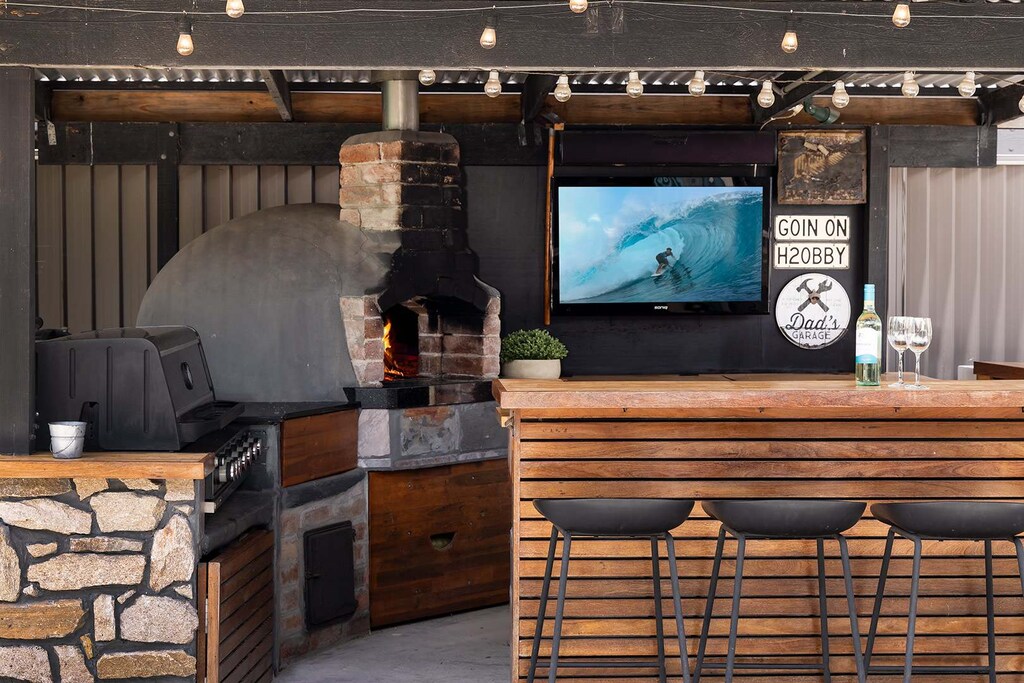 Outdoor bar/pizza oven/bbq area - Happy hour anyone?