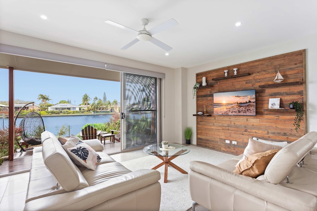 Beautiful living area with large flat screen TV & Netflix