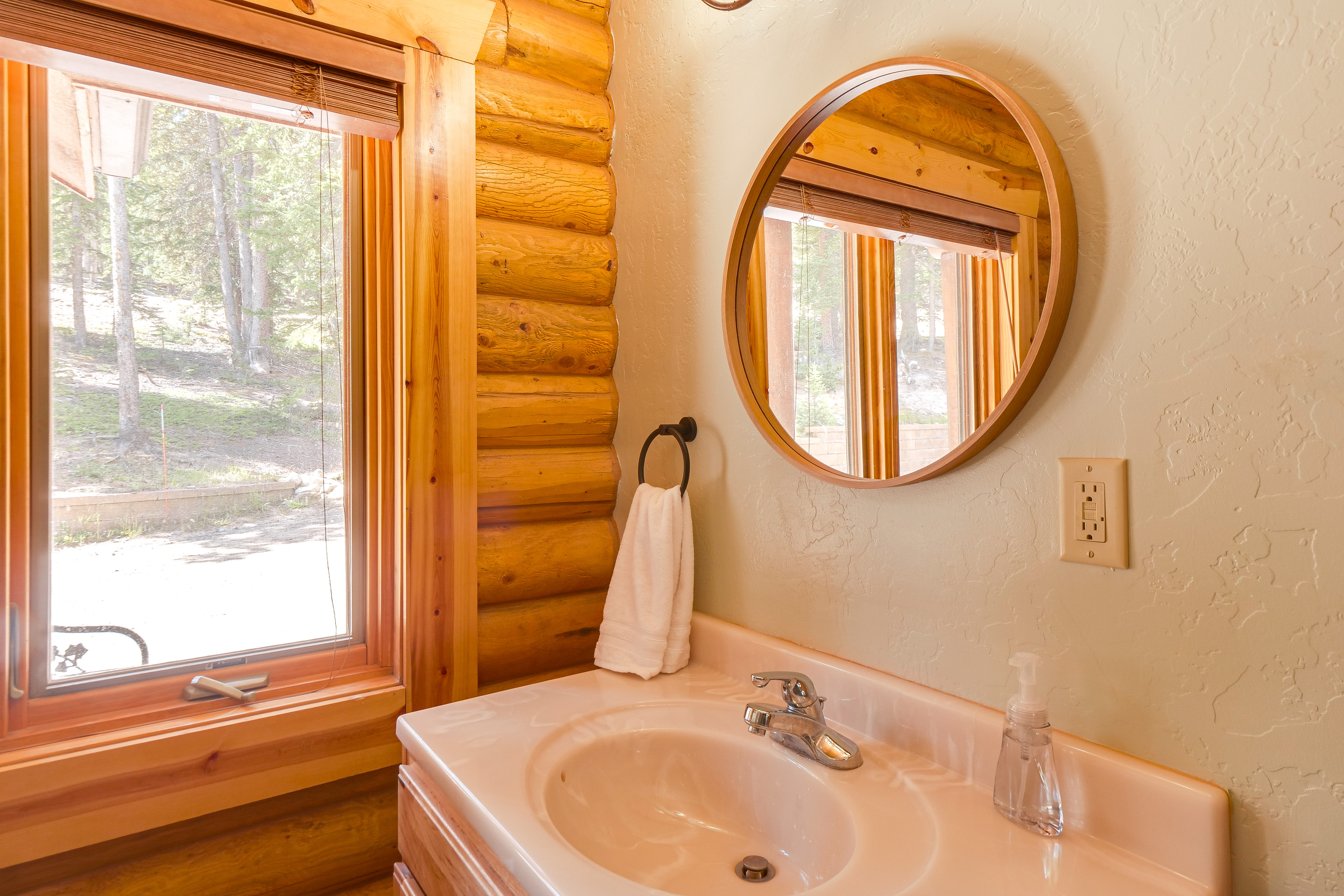 Hot Tub Hideaway w/ Views & Deck in Fairplay!