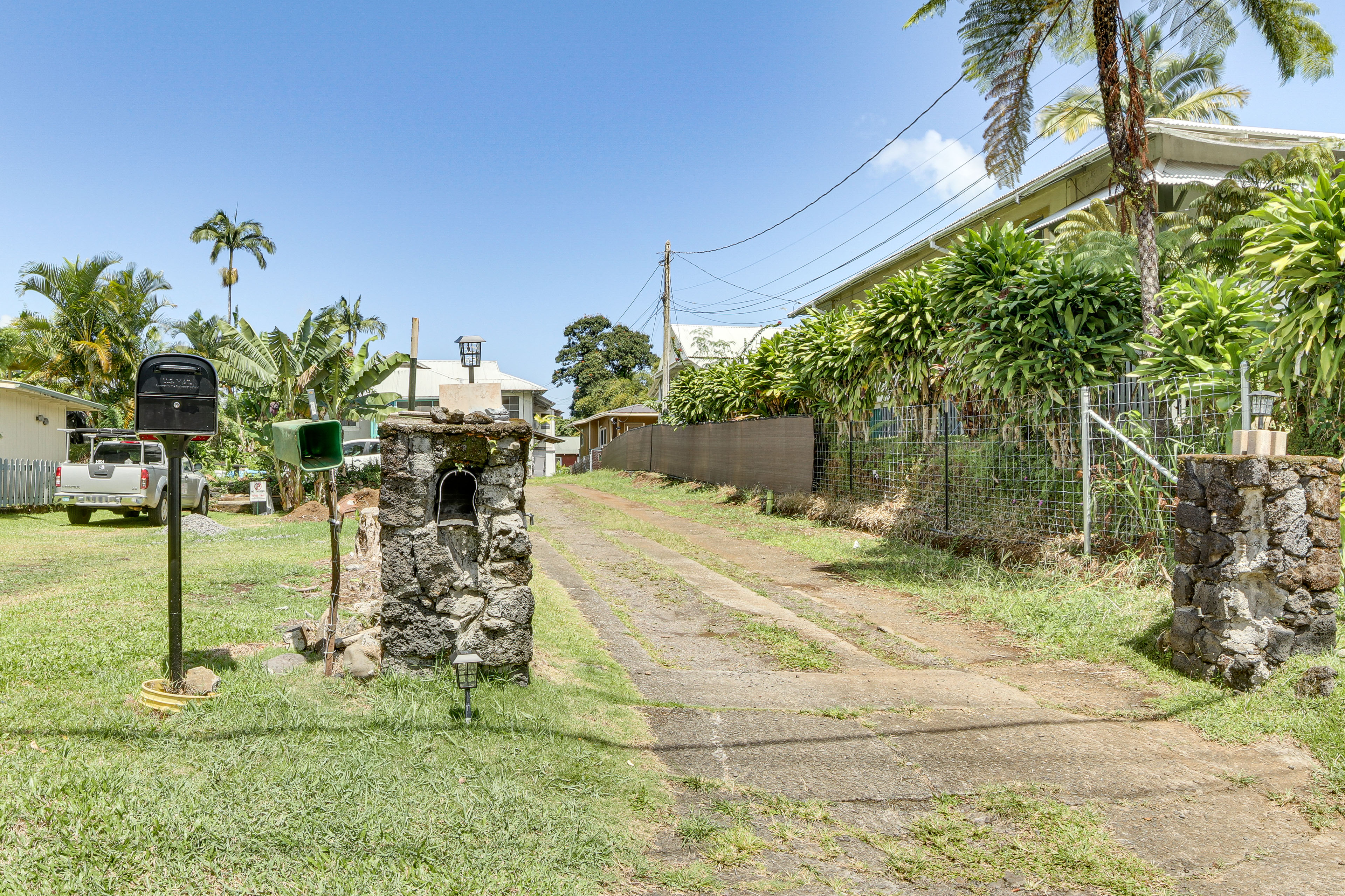 1 Block to Heart of Hilo: Fully Renovated Home