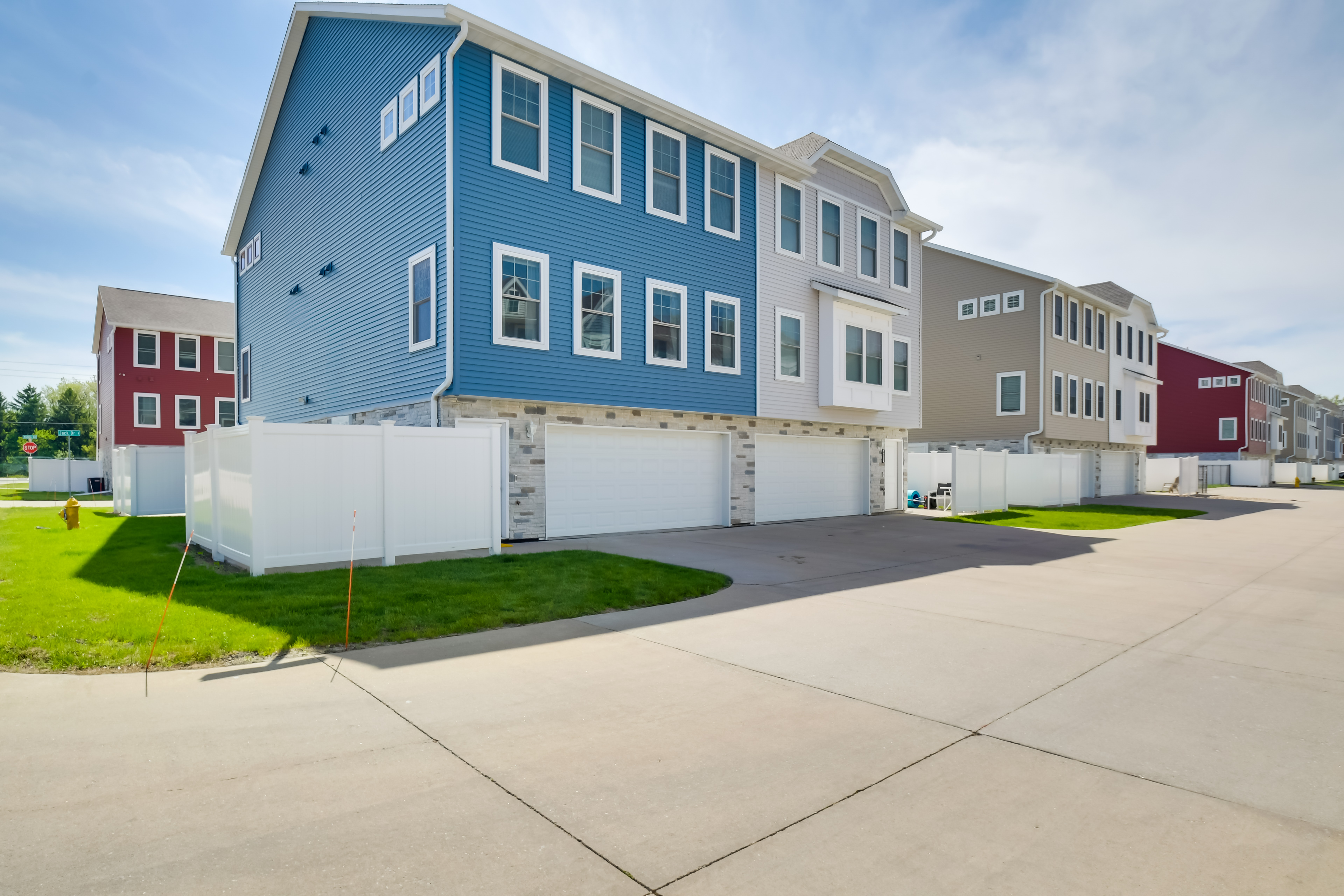 Near TBK Bank Sports Complex: Quad Cities Townhome