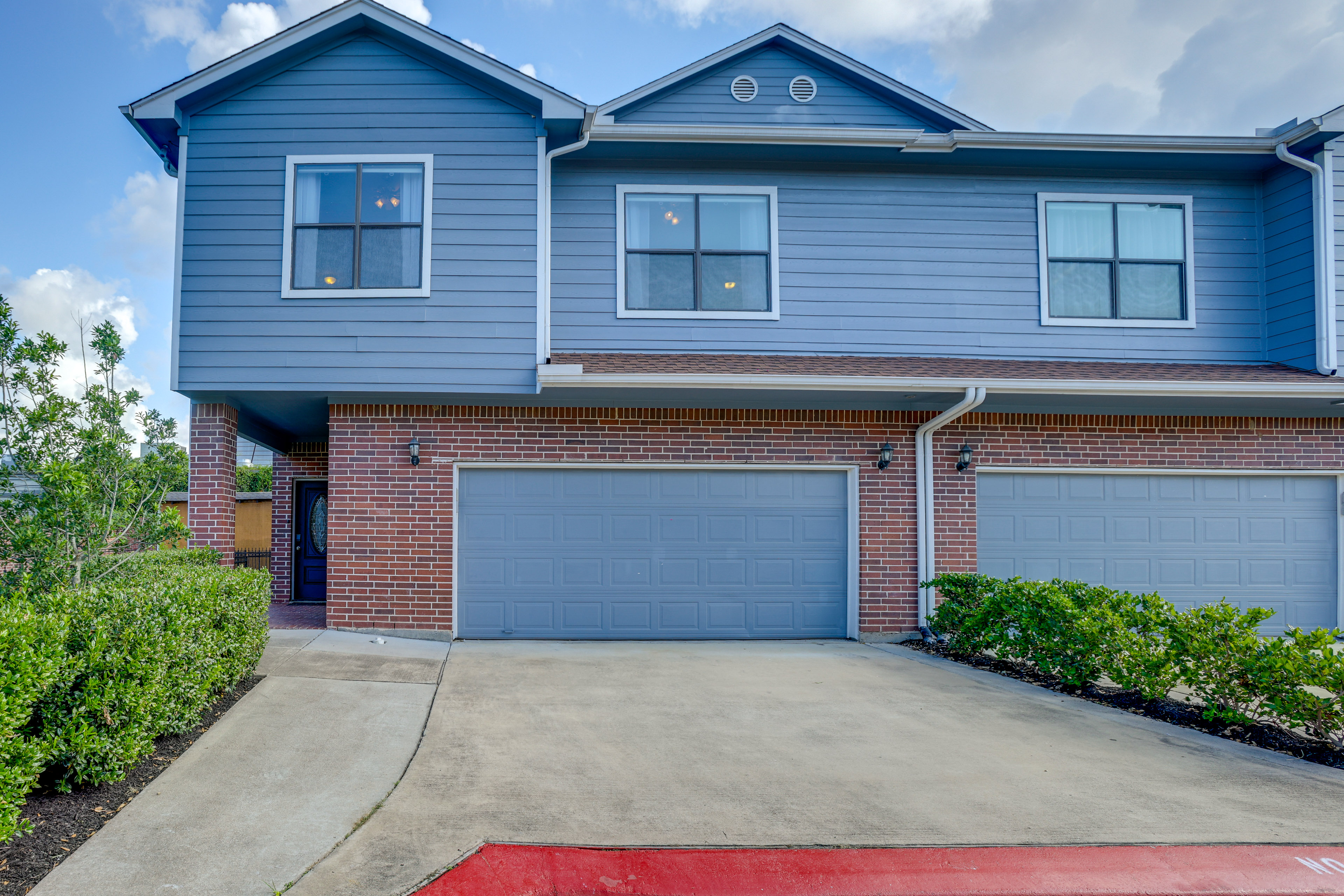 Yard & Workspaces: Luxe Duplex Unit in Houston