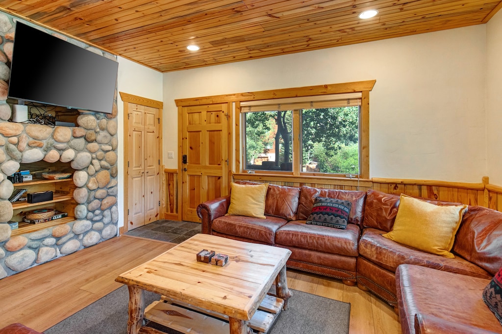 Timber Wolf Lodge 7C has a cozy living room with large sectional sofa.