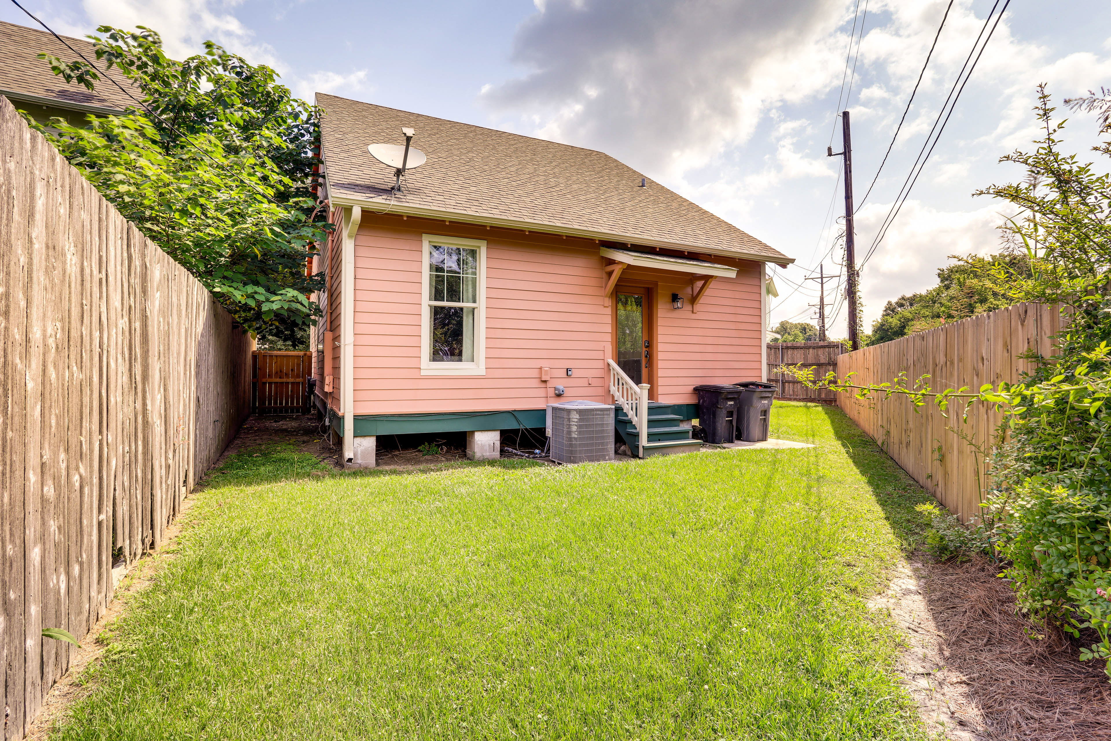 Large Yard: 'Pascagoula Peach' Home in Baton Rouge